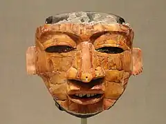 Máscara de piedra y concha de spondylus en Teotihuacan, México