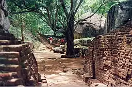 Ruinas al pie de la roca de Sigiriya