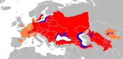 Distribución habitual del siluro. Se muestra su hábitat natural (rojo), áreas donde ha sido introducido (naranja) y zonas marítimas en las cuales ha sido avistado (azul).