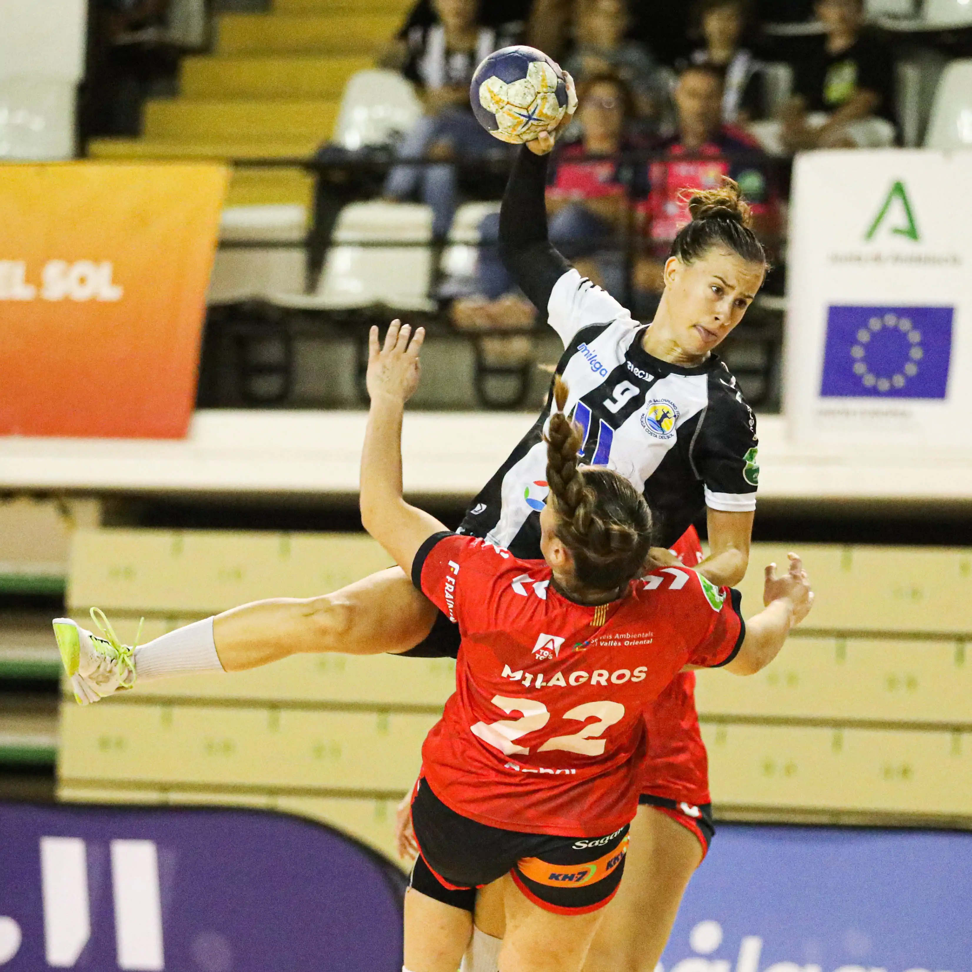 Silvia Arderius Martín, jugadora de balonmano, en lanzamiento ante una jugadora del Granollers en la Liga Guerreras Iberdrola 2022-2023