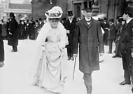 Sir Wilfrid Laurier, primer ministro de Canadá, y su esposa, en Londres en 1907.