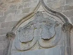Escudos de los Pérez de Guzmán y de los Hurtado de Mendoza.
