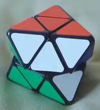 Un Skewb Diamante, ligeramente girado, a punto de ser resuelto. En esta imagen se visualiza la forma en la que gira