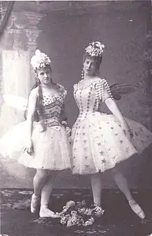 Marie Petipa como el hada de las lilas y Lyubov Vishnévskaya como un asistente, 1890