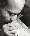 Sofer o escriba judío transcribiendo un texto hebreo, 1958.