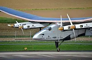 El avión solar tripulado Solar Impulse, preparado para el despegue.