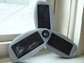 Un cargador de teléfono celular solar