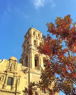 Otoño en Sombrerete afuera de la Parroquia de San Juan Bautista