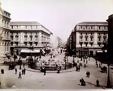 La fuente en el centro de la plaza Bovio, después de 1898. Foto de Giorgio Sommer.