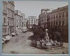 La fuente colocada al inicio de via Medina, antes de 1886. Foto de Giorgio Sommer