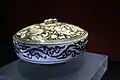 Una caja de porcelana con diseño floral de la Dinastía Song (960-1279)