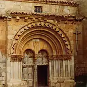 Portada sur de la iglesia de San Miguel en Caltójar (Soria)