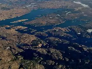 Vista aérea del strandflat en la  isla Goddo cerca de Bømlo.