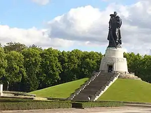 Monumento Conmemorativo de Guerra Soviético en Treptower Park en Berlín