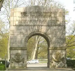 Portal en la salida del monumento.