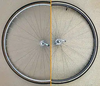 Ruedas de bicicleta con un patrón radial (izquierda) y tangencial con tres cruces (derecha)