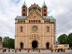Fachada neorromânica de la catedral de Espira; la nueva ala oeste  de Heinrich Hübsch, destaca claramente de la parte más antigua del edificio.