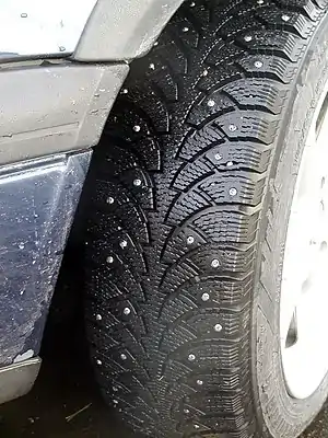 Neumático con clavos para hielo.