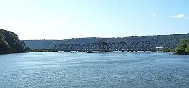 El puente Spuyten Duyvil desde la estación Spuyten Duyvil