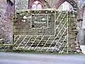 Priorato de St Bees, Cumbria: Ventana entrecerrada en la pared de la capilla construida entre 1270 y 1300. La ventana está rellena, pero se muestra el contorno y el sombreado cruzado muestra los pilares de la pared y el piso.