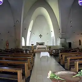 El altar de la iglesia de San Engelberto (Colonia) muestra la simplicidad decorativa de las iglesias del siglo XX.