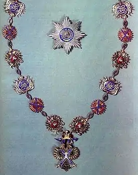 Collar y estrella de la Orden de San Andrés con el fondo del color de la banda.