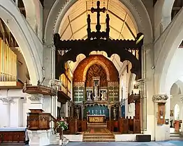 Coro alto de la iglesia de San Andrés (Fulham), Londres, diseñado por Sir Aston Webb y erigido en el Jubileo de diamante del 60.º aniversario de la reina Victoria (22 de junio de 1897)