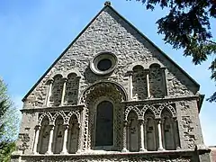 Una fachada de iglesia parroquial típica normanda. Pueblo de Castel Rising, Norfolk.