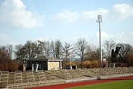 Tribuna con pista de atletismo