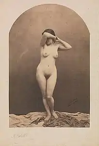 Mujer desnuda de pie. Fotografía encargada porJean-Léon Gérôme a Gaspard-Félix Tournachon (Nadar) como ayuda para la realización de su obra Praxíteles desnuda a Friné ante el Areópago.