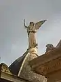 una estatua monumental que representa un ángel