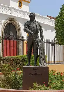 Estatua de Curro Romero junto a La Maestranza de Sevilla.