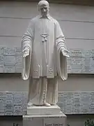 Estatua de San Vicente de Paúl.