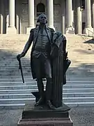 La placa bajo la estatua de Washington dice: «Durante la ocupación de Columbia por el ejército de   Sherman del 17 al 19 de febrero de 1865, los soldados golpearon esta estatua con ladrillos y rompieron la parte inferior del bastón».