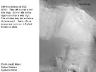 Ampliación de la foto anterior que muestra un acantilado. Foto tomada con cámara de resolución alta del Mars Global Surveyor (MGS)
