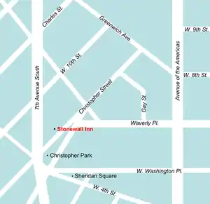 Un mapa digital de color de la posición del Stonewall Inn en el barrio Greenwich Village que muestra las calles diagonales que forman pequeñas cuadras triangulares y cuadras de otras formas irregulares