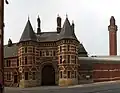 La entrada gótica francesa de la prisión de Strangeways por Alfred Waterhouse.