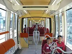 Interior de un Alstom Citadis.