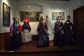 Colección de vestidos tradicionales