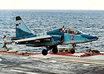 Su-25UTG aterrizando en el portaaviones Almirante Kuznetsov