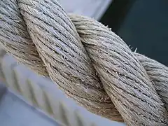 Línea trifilada de fibras naturales