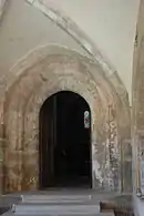 Portal entre la iglesia y el claustro.