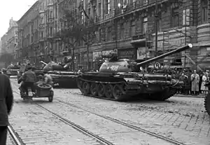 Tanques soviéticos T-54 en Budapest el 31 de octubre