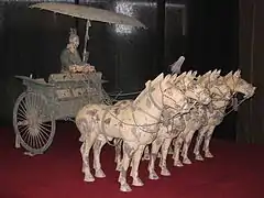 Carro de guerra del ejército de terracota del emperador chino Qin Shi Huang (210 a. C.)
