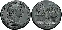 Sestercio acuñado después de 114 que muestra en el reverso a Trajano, acompañado de sus oficiales, siendo aclamado imperator por octava vez (IMPERATOR VIII SC).