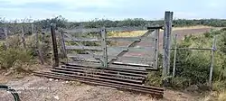 Tranquera en lso campos cercanso a Vintter construida con durmientes y vías que pertenecieron al ramal de la remolacha.