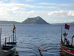 Pesqueros locales con la isla del volcán Taal al fondo.