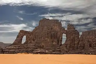 Ventanas naturales en la formación rocosa La Catedral