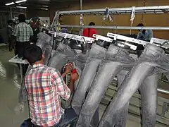 Proceso de tratamiento de la resina sobre pantalones vaqueros.