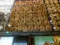 Variedades de "kurabiye" en una panadería de Turquía. Los del centro son "Tahinli-cevizli", o sea con tahina y nueces
